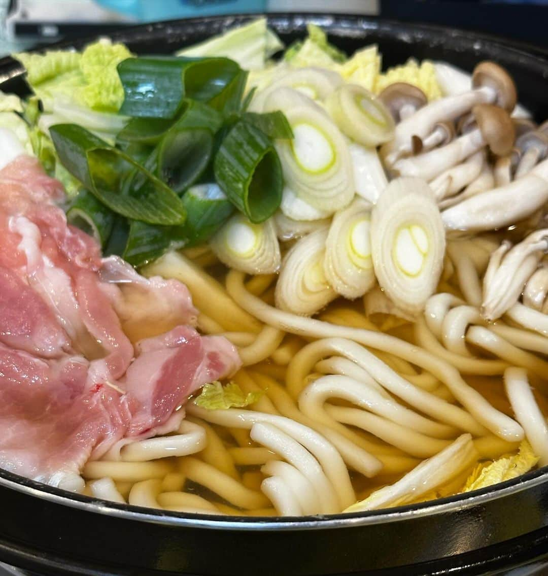 ハチミツ二郎のインスタグラム：「今日のじろちゃんこはうどんすき。 うどんはめん処おばたのうどん。 寒いから特に美味い。  #ちゃんこ鍋  #じろちゃんこ #うどんすき」