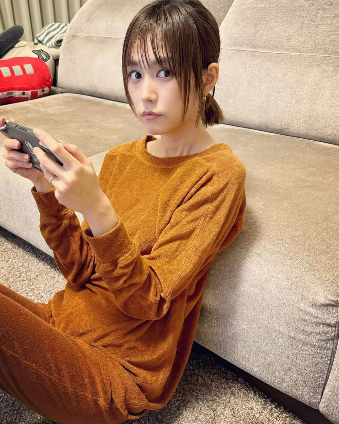 桐谷美玲さんのインスタグラム写真 - (桐谷美玲Instagram)「前ストーリーズにあげた毛玉だらけの部屋着がさすがにやばかったので新調😂🧡家族でお揃いにしたよー！ 着心地抜群でリラックスできたので、マリオカートでいい走りできた🏎️🔥！！」12月15日 19時46分 - mirei_kiritani_