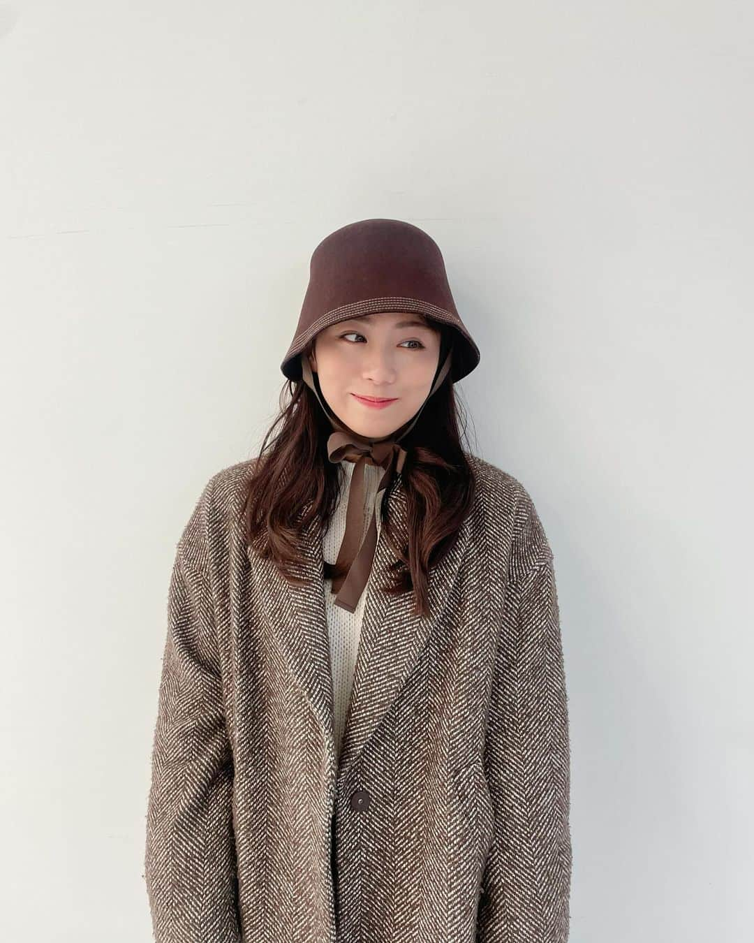 坂本遥奈のインスタグラム：「祝！1500投稿目！！🎂🥂  お誕生日🎂に  お友達に貰ったコート🧥と メンバーのなおから貰った帽子👒 のコラボ🤭🤍  2月2日誕生日のワタシですが 2月12日に名古屋ダイヤモンドホールで 生誕イベントを開催します！ チケット申し込みはもうすぐスタートするので ぜひ予定を空けて待ってて欲しいです！  最高のソロライブにしようね〜🎤  今週末は渋谷タワレコさんで リリイベです！お待ちしてまーす💚  #TEAMSHACHI #坂本遥奈#japanese#japanesestyle #japaneseidol #idol #fyp#instagood #instafashion #instalike #japan #followme」