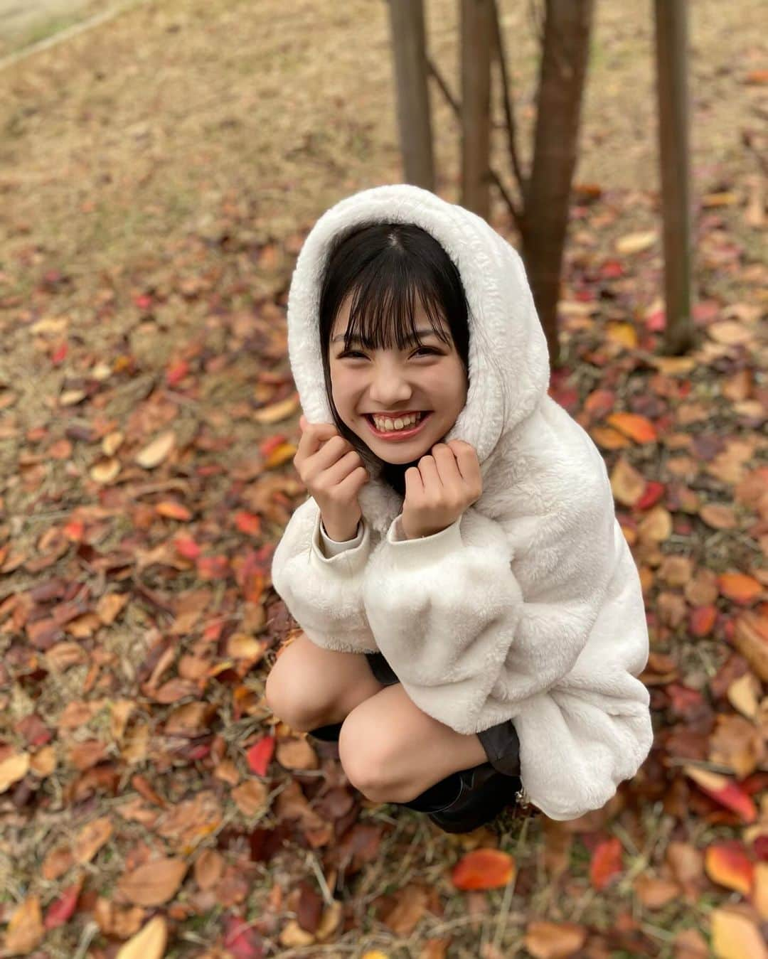 上埜れのんのインスタグラム：「*+:•*∴:♥  ふわふわな上着🐰💗 ゆぎたるまみたい🤣🤍 雪降ってほしいなぁー⛄️❄️  #小学生女子#女の子コーデ#kidsfashion #公園#落ち葉」