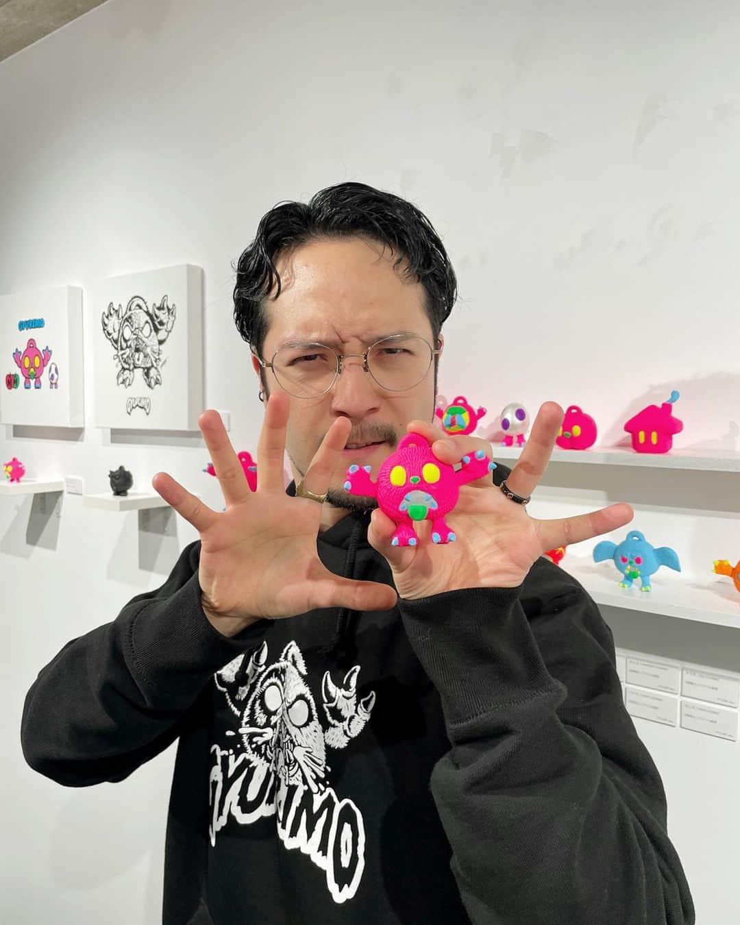 渡辺佳代子のインスタグラム：「彫刻家 吉田孝弥氏の個展に行ってきた。  ギュリモ可愛い😍 tHE GALLERY HARAJUKUにて12/15〜24まで。  @yone69harajuku お誘いありがとうございました！  #吉田孝弥 #ギュリモ」
