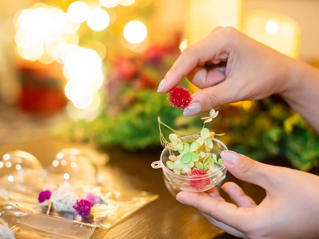 東京プリンスホテルさんのインスタグラム写真 - (東京プリンスホテルInstagram)「【1日1室限定！Ethical Garden Christmas】 クラシカルなスイートルームで過ごす特別なクリスマス✨  ロスフラワー®で彩られたツリーに、世界に1つだけのオリジナルオーナメントを飾ったり、プラン限定のチョコレート細工を味わったり。 どの瞬間も思わず写真に収めたくなる空間で、忘れられないひとときをお過ごしください。  “Ethical Garden Christmas”: in collaboration with Ross Flower 🎄  Limited to 1 room per day!  Enjoy a uniquely enchanting stay in a stunning, classical suite adorned in a beautiful Christmas tree by Ross Flower, which you can help decorate with your own handmade ornaments, courtesy of our special ornament-making kits! Tuck into some luxurious complimentary chocolates, neatly encased in an ornate, edible container, and take plenty of Gram-worthy pics of your delightfully photogenic surroundings! ✨  Share your own images with us by tagging @tokyoprincehotel  —————————————————————  #東京プリンスホテル #ロスフラワー #SDGs #クリスマスの過ごし方 #クリスマスステイ  #tokyoprincehotel #tokyotower #christmasstay」12月15日 19時50分 - tokyoprincehotel