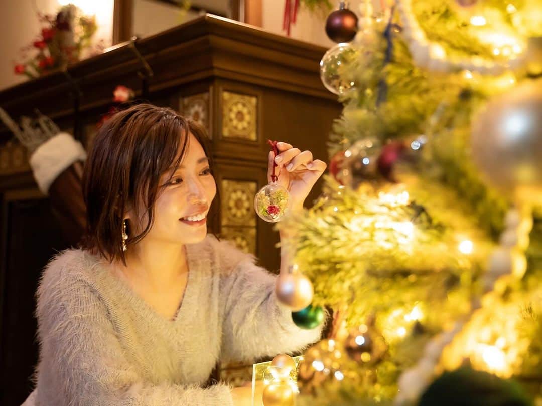 東京プリンスホテルさんのインスタグラム写真 - (東京プリンスホテルInstagram)「【1日1室限定！Ethical Garden Christmas】 クラシカルなスイートルームで過ごす特別なクリスマス✨  ロスフラワー®で彩られたツリーに、世界に1つだけのオリジナルオーナメントを飾ったり、プラン限定のチョコレート細工を味わったり。 どの瞬間も思わず写真に収めたくなる空間で、忘れられないひとときをお過ごしください。  “Ethical Garden Christmas”: in collaboration with Ross Flower 🎄  Limited to 1 room per day!  Enjoy a uniquely enchanting stay in a stunning, classical suite adorned in a beautiful Christmas tree by Ross Flower, which you can help decorate with your own handmade ornaments, courtesy of our special ornament-making kits! Tuck into some luxurious complimentary chocolates, neatly encased in an ornate, edible container, and take plenty of Gram-worthy pics of your delightfully photogenic surroundings! ✨  Share your own images with us by tagging @tokyoprincehotel  —————————————————————  #東京プリンスホテル #ロスフラワー #SDGs #クリスマスの過ごし方 #クリスマスステイ  #tokyoprincehotel #tokyotower #christmasstay」12月15日 19時50分 - tokyoprincehotel
