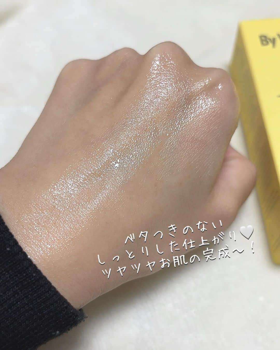 村岡美咲さんのインスタグラム写真 - (村岡美咲Instagram)「𓅿𓅿𓅿𓈒 𓂂𓏸  #バイウィッシュトレンド の プロポリスエナジーカーミングアンプル🐝  私以前にも書いたことあるけど プロポリスのスキンケア大好きで💓 乾燥してるときには特に使いたくなる！  このアンプルもサラッとしているのに もっちりした仕上がりでツヤツヤに✨  人工香料とエッセンシャルオイル不使用だから 敏感肌にも安心だよ〜❣️ Qoo10公式ショップで購入できるから チェックしてみて👀✨  ┈┈┈┈┈┈ ❁ ❁ ❁ ┈┈┈┈┈┈┈  #PR #ByWishtrend #プロポリスエナジーカーミングアンプル #プロポリス #プロポリスアンプル #韓国コスメ #韓国スキンケア #スキンケア #スキンケアレビュー #保湿ケア #低刺激 #敏感肌 #乾燥ケア #スキンケア紹介 #Qoo10」12月15日 19時50分 - micho_log