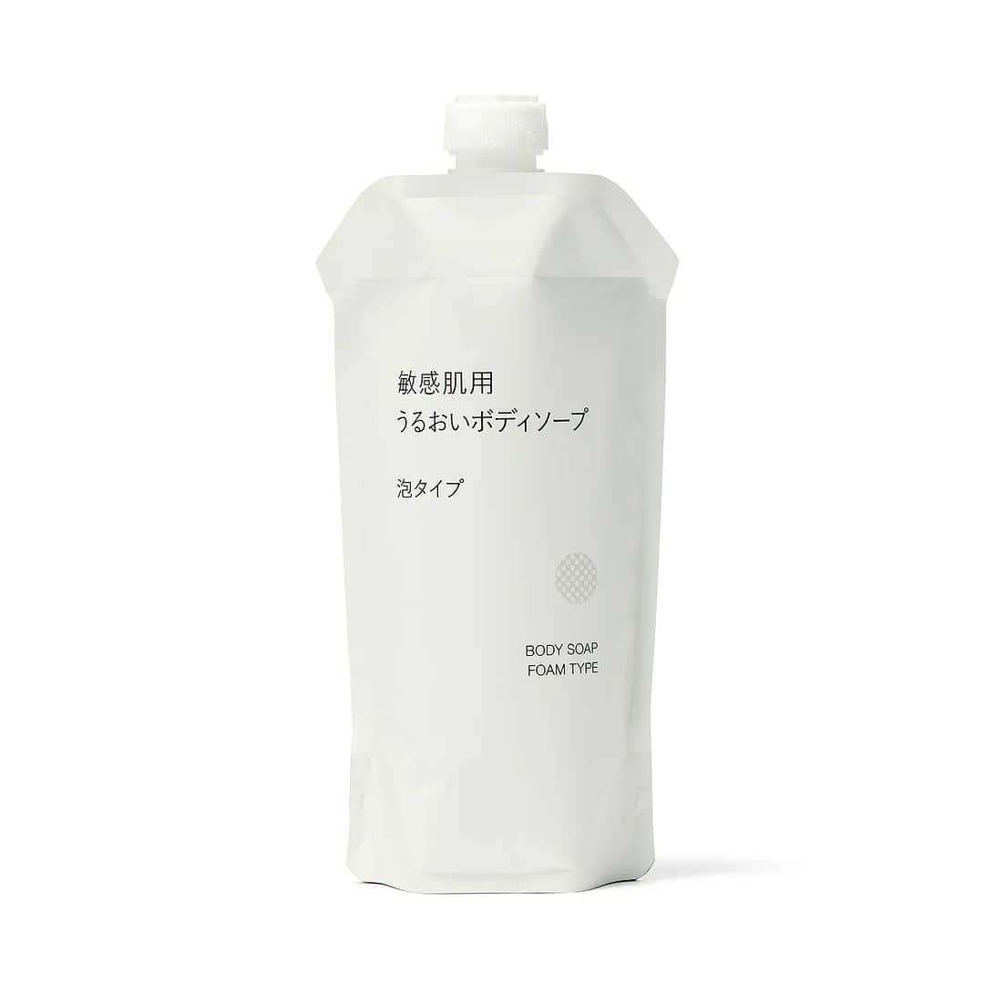 無印良品さんのインスタグラム写真 - (無印良品Instagram)「【今週の一押し新商品】『敏感肌用 うるおいボディソープ 泡タイプ』 - 天然由来成分*100％にこだわった低刺激性のボディケアシリーズです。うるおい成分として3種の植物エキスと、敏感肌に不足しがちなセラミドやヒアルロン酸を配合しました。  適量を手にとって全身を洗い、その後よく洗い流してください。ふんわりとした泡で、肌をやさしく洗い上げます。  他にも、液体タイプのボディソープや、お風呂上がりのケアにもおすすめな『敏感肌用 うるおいボディミルク』などを揃えました。  *天然成分を化学的に反応させた成分を含みます  ▼商品名 敏感肌用うるおいボディソープ 泡タイプ  ▼価格（消費税込み） 890円  ※価格は2023年12月15日現在のものです - #無印良品 #MUJI #MUJI新商品 #ボディソープ #ボディミルク #スキンケア #保湿 #敏感肌 #ボディケア #保湿ケア #泡ボディソープ #ボディウォッシュ」12月15日 20時00分 - muji_global