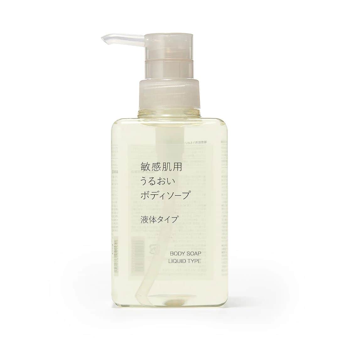 無印良品さんのインスタグラム写真 - (無印良品Instagram)「【今週の一押し新商品】『敏感肌用 うるおいボディソープ 泡タイプ』 - 天然由来成分*100％にこだわった低刺激性のボディケアシリーズです。うるおい成分として3種の植物エキスと、敏感肌に不足しがちなセラミドやヒアルロン酸を配合しました。  適量を手にとって全身を洗い、その後よく洗い流してください。ふんわりとした泡で、肌をやさしく洗い上げます。  他にも、液体タイプのボディソープや、お風呂上がりのケアにもおすすめな『敏感肌用 うるおいボディミルク』などを揃えました。  *天然成分を化学的に反応させた成分を含みます  ▼商品名 敏感肌用うるおいボディソープ 泡タイプ  ▼価格（消費税込み） 890円  ※価格は2023年12月15日現在のものです - #無印良品 #MUJI #MUJI新商品 #ボディソープ #ボディミルク #スキンケア #保湿 #敏感肌 #ボディケア #保湿ケア #泡ボディソープ #ボディウォッシュ」12月15日 20時00分 - muji_global