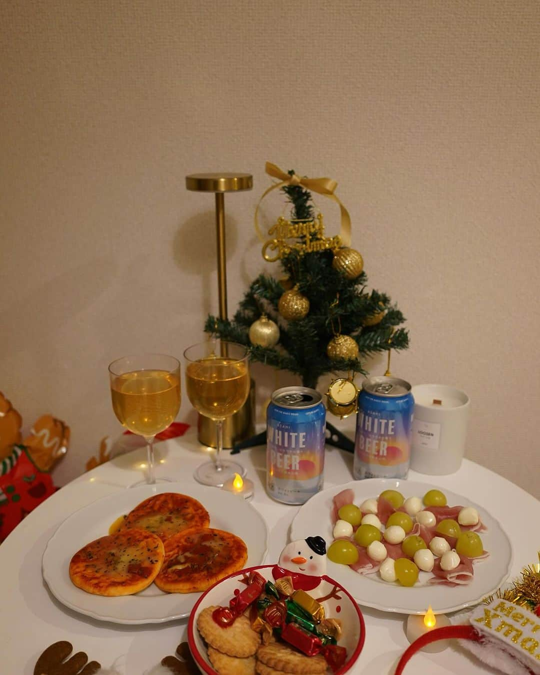 よねいはるかさんのインスタグラム写真 - (よねいはるかInstagram)「🎄✨🥂  12月は街中がクリスマスの雰囲気で包まれて大好き。 各地のクリスマスマーケットを毎年楽しみにしているんだけど、 今年はお友達のお家でやってみた☺️  ホワイトビールで乾杯。 おつまみ感覚でさらっと食べれるものをセレクト🍕🥣  このビール、オレンジピールのような味わいで とっても飲みやすくて美味しかった〜！♡  #PR #アサヒホワイトビール #おうちクリスマスマーケット」12月15日 20時01分 - rabbit____2