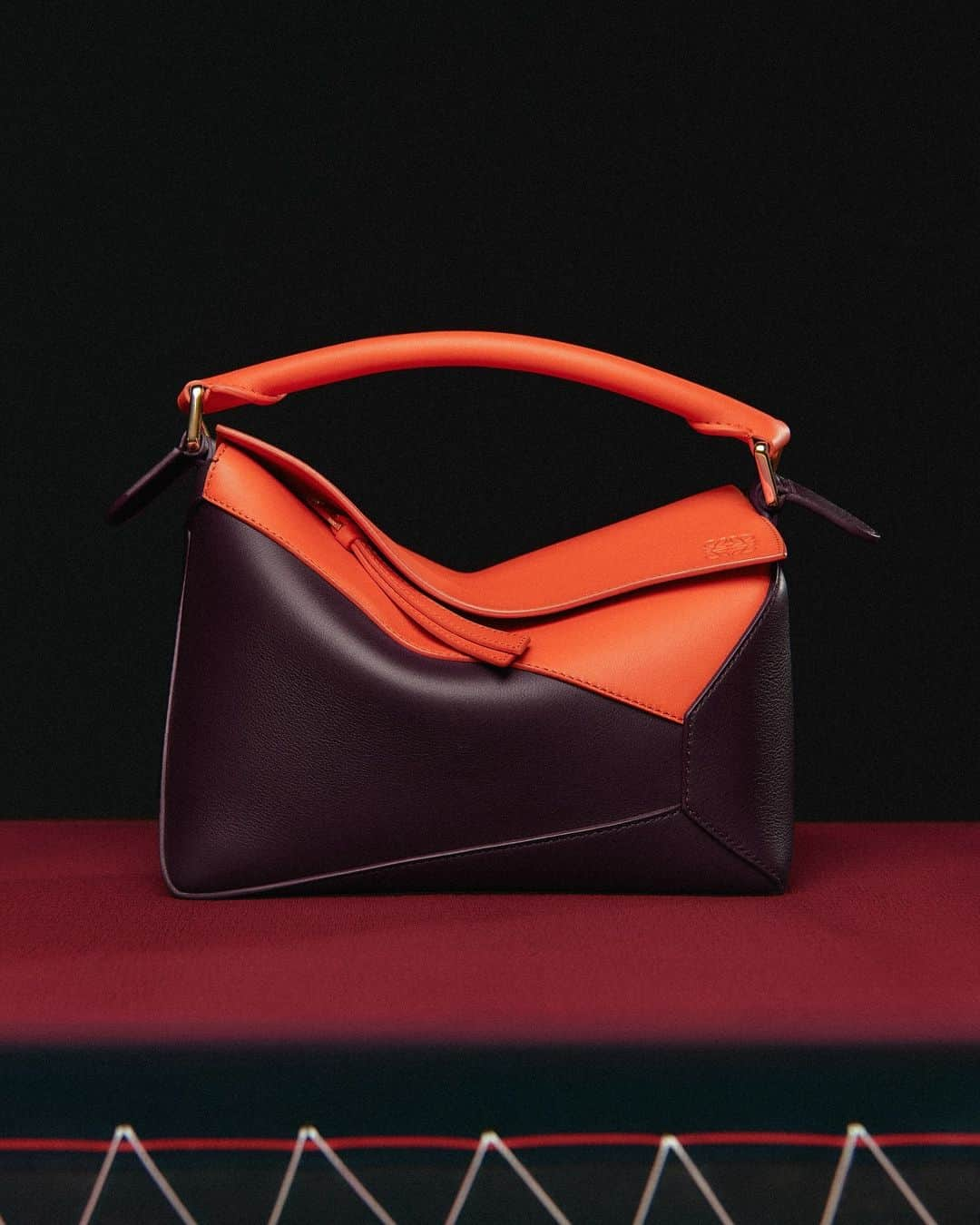 Loeweさんのインスタグラム写真 - (LoeweInstagram)「The Small Puzzle Edge bag in Vivid Orange and Burgundy.  Available in store.  #LOEWE #LOEWEpuzzle」12月15日 20時01分 - loewe