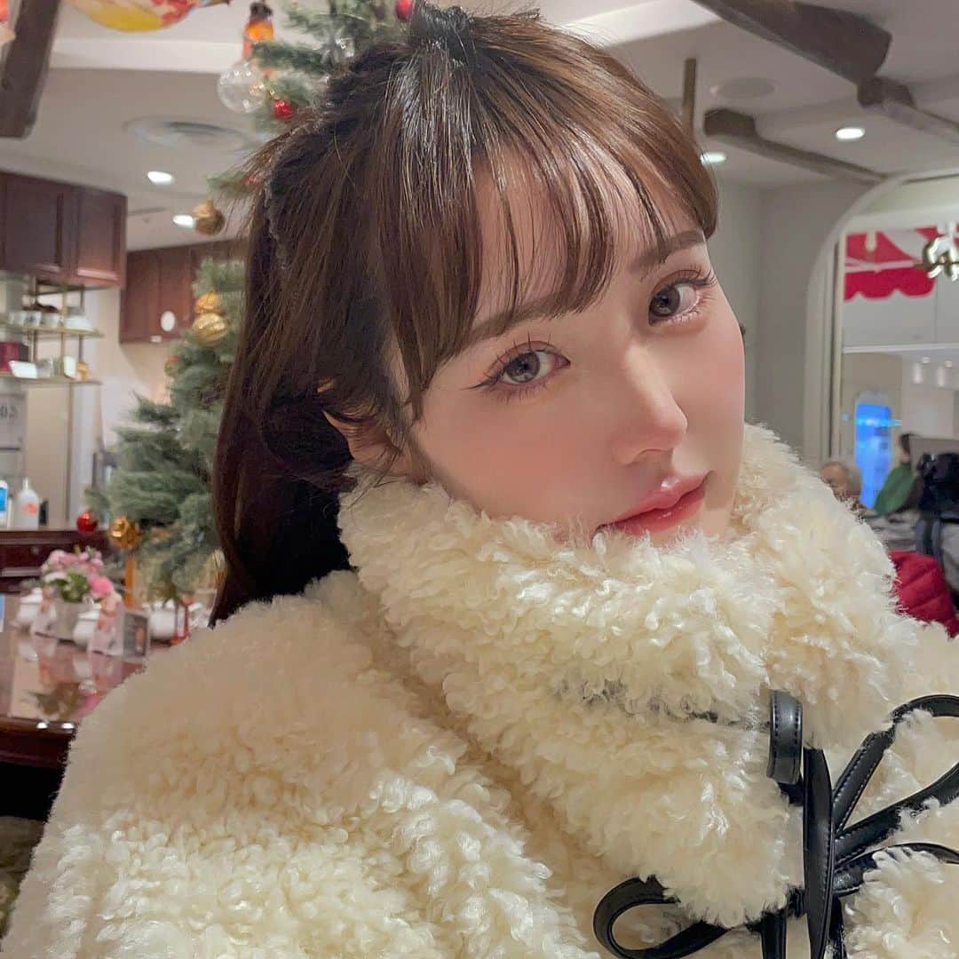 木村りかこのインスタグラム：「どこもツリー飾ってあってこの季節が大好き♡ クリスマス楽しみ🎅ﾜｸﾜｸ」