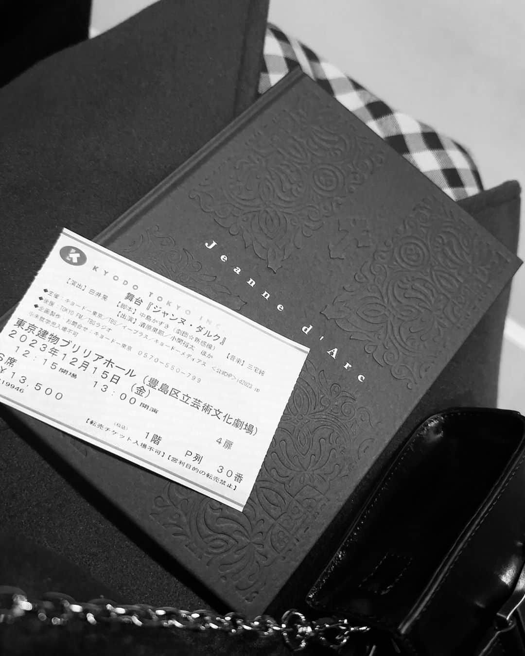 矢吹奈子さんのインスタグラム写真 - (矢吹奈子Instagram)「舞台『ジャンヌ・ダルク』 観劇してきました⚔️  とにかく迫力がすごかった。 客席まで使った演出で、戦闘のシーンも臨場感溢れる舞台でした。  清原さん演じられるジャンヌの力強い声だったり、みんなを引っ張っていく姿、信念の強さ、勇敢な姿には本当に感動したしパワーをもらいました。 そして、小関さんのシャルルは熱量がすごい伝わってきて胸がいっぱいになって何回もうるうるしてしまったし、遠くからでも表情がよく見えない時でもシャルルの感情が伝わってくるのが不思議な感覚だったなぁ。 つぼっち、坪倉さん演じるレイモン、素敵なおやっさんすぎました。ジャンヌにとってすごく頼もしい存在だったんだろうなと。  それぞれの人物にいろんな背景や物語があって、あと何回か観たいし、本当に目が足りないくらいです。 素敵な舞台を観劇でき、良い一日を過ごせました:)」12月15日 20時02分 - 75_yabuki