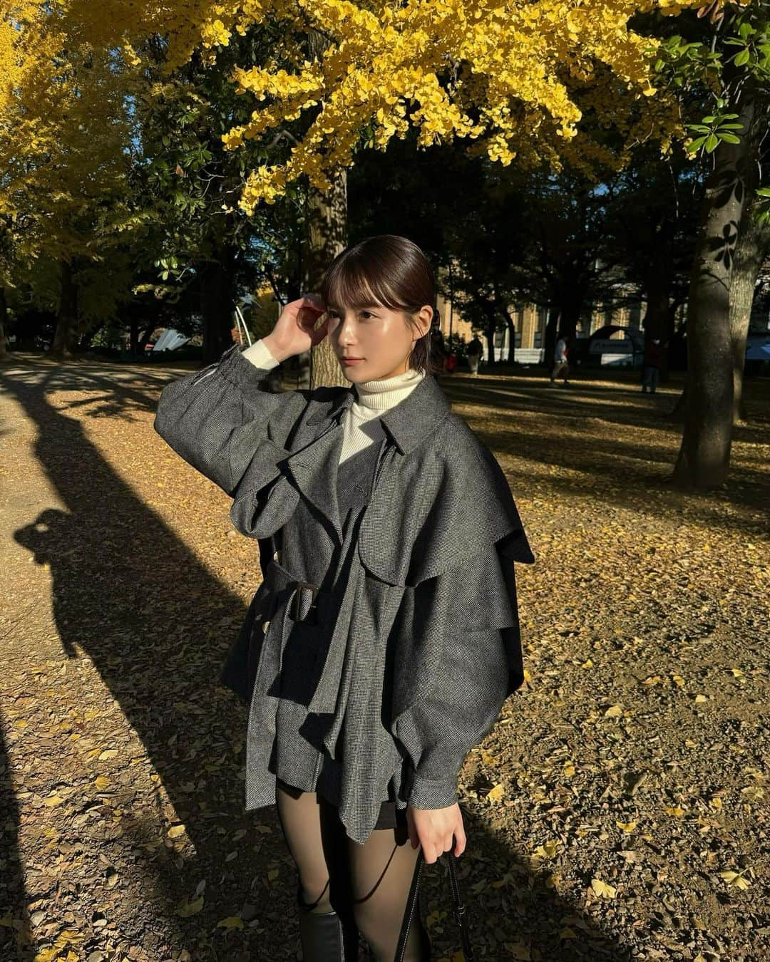 織田奈那のインスタグラム：「去年買ったお気に入りのコート🍂 3枚目は木の幹と私です」