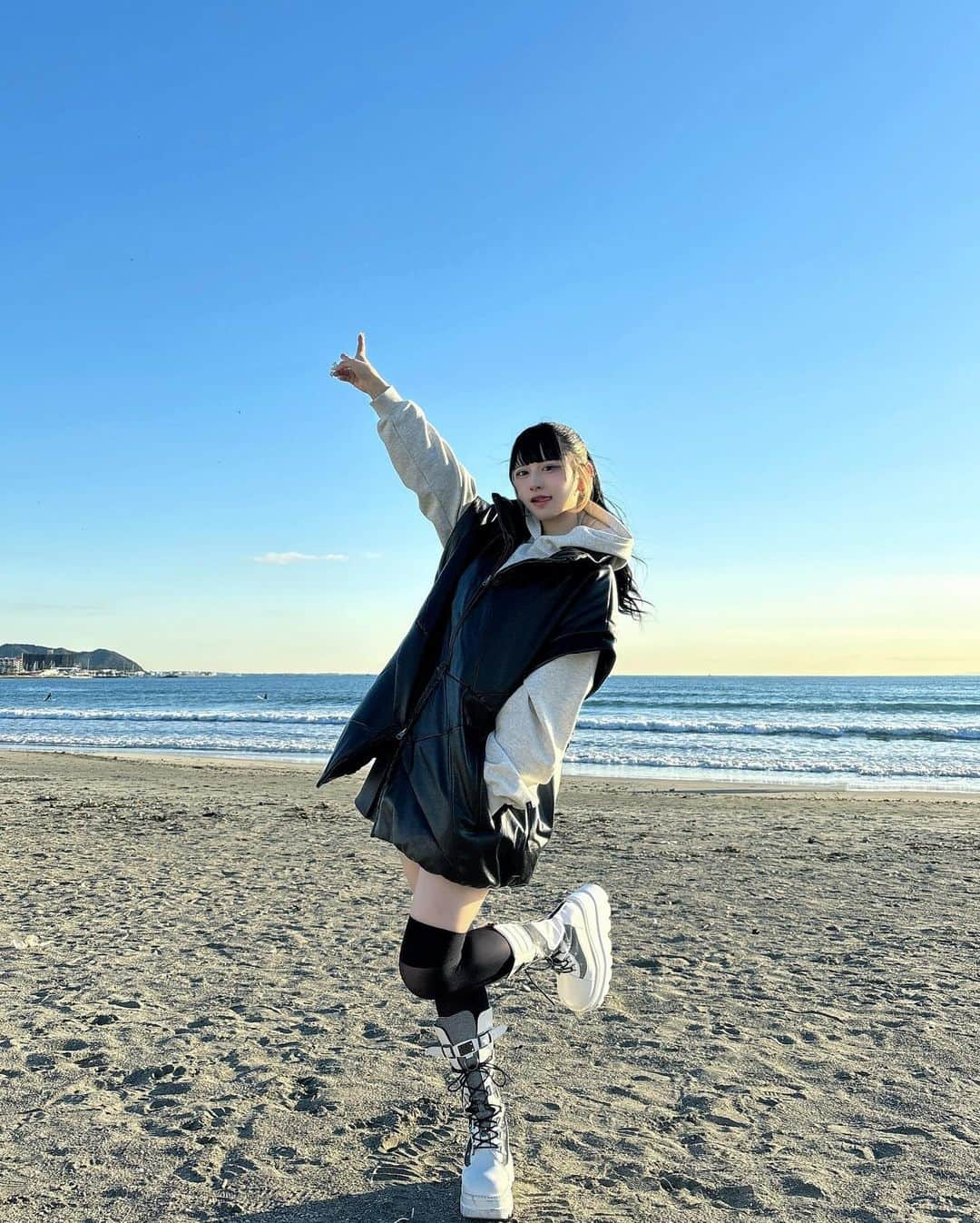 狐波ろんさんのインスタグラム写真 - (狐波ろんInstagram)「海の空気気持ちかた」12月15日 20時07分 - ron_konami