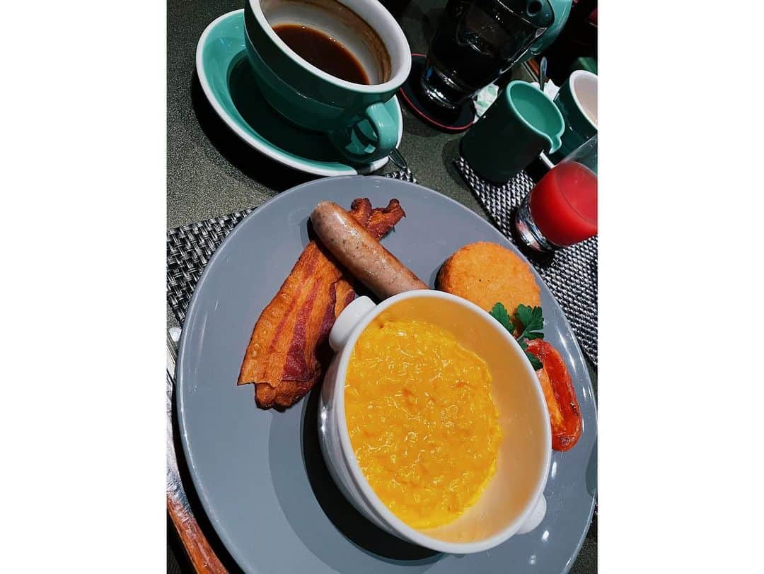 彩希エリナさんのインスタグラム写真 - (彩希エリナInstagram)「breakfast plate🥣✨  のヨーグルトもグラノーラやチアシードなど 全部カスタマイズ出来て、限りなく自分の理想に近いmenuが食べられて、めっちゃ最高やった🙌  海外のどこの国のホテルにステイしても、 だいたい自宅で毎朝食べている朝食と 同じ様なメニューがあるので、ノンストレスであります☀️  だいたい日本の自宅でも、 フルーツ🥭サラダ🥗スクランブルエッグ🥚ソーセージかベーコン🥓ヨーグルト🥣コーヒー☕️が定番メニューで、寝起き15分後にはモリモリタイムに突入してます🖤  私は朝からしっかり食べる派🍴 食べなきゃパワー出んwww  #breakfast #breakfastlover #breakfastmenu #morning #morningplate #yogurt #yogurtbowl #granola #chiaseeds #superfood #coffeetime #朝 #朝食 #朝ご飯 #朝ご飯プレート #朝食プレート #朝食メニュー #モーニング #モーニングセット #ヨーグルト #グラノーラ #フルーツ #チアシード #スーパーフード #スクランブルエッグ #朝はパン #洋食派 #ホテルモーニング」12月15日 20時08分 - erina_saiki