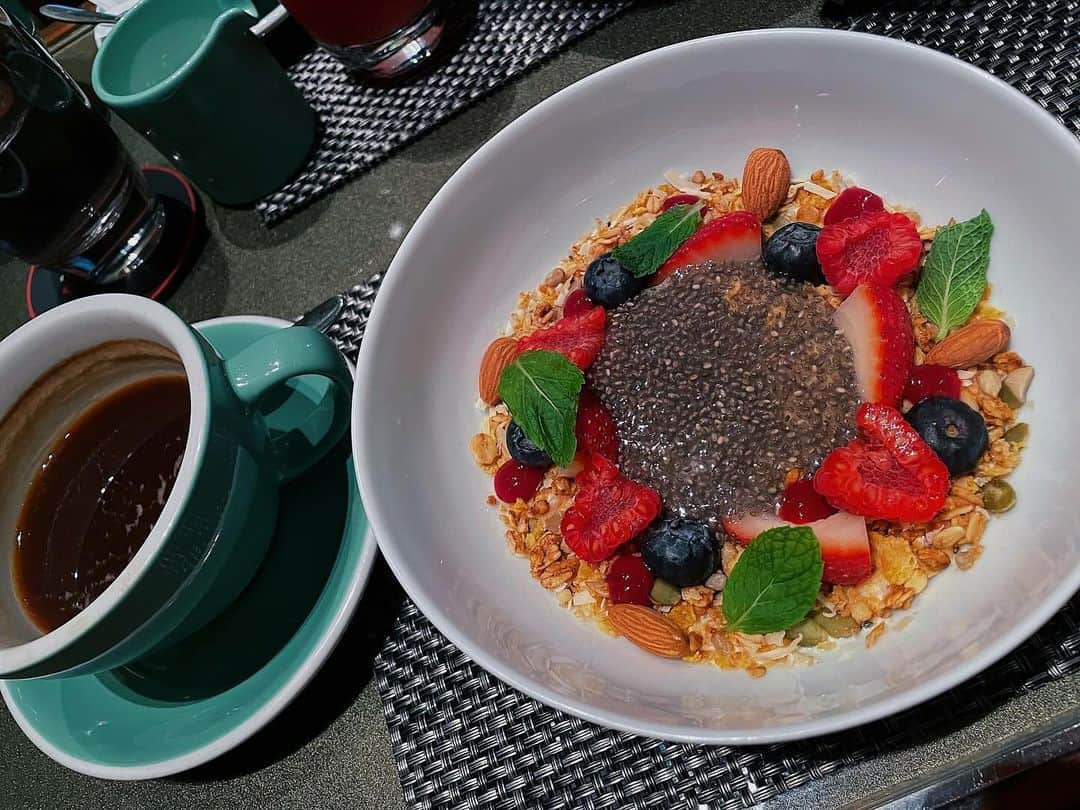 彩希エリナのインスタグラム：「breakfast plate🥣✨  のヨーグルトもグラノーラやチアシードなど 全部カスタマイズ出来て、限りなく自分の理想に近いmenuが食べられて、めっちゃ最高やった🙌  海外のどこの国のホテルにステイしても、 だいたい自宅で毎朝食べている朝食と 同じ様なメニューがあるので、ノンストレスであります☀️  だいたい日本の自宅でも、 フルーツ🥭サラダ🥗スクランブルエッグ🥚ソーセージかベーコン🥓ヨーグルト🥣コーヒー☕️が定番メニューで、寝起き15分後にはモリモリタイムに突入してます🖤  私は朝からしっかり食べる派🍴 食べなきゃパワー出んwww  #breakfast #breakfastlover #breakfastmenu #morning #morningplate #yogurt #yogurtbowl #granola #chiaseeds #superfood #coffeetime #朝 #朝食 #朝ご飯 #朝ご飯プレート #朝食プレート #朝食メニュー #モーニング #モーニングセット #ヨーグルト #グラノーラ #フルーツ #チアシード #スーパーフード #スクランブルエッグ #朝はパン #洋食派 #ホテルモーニング」