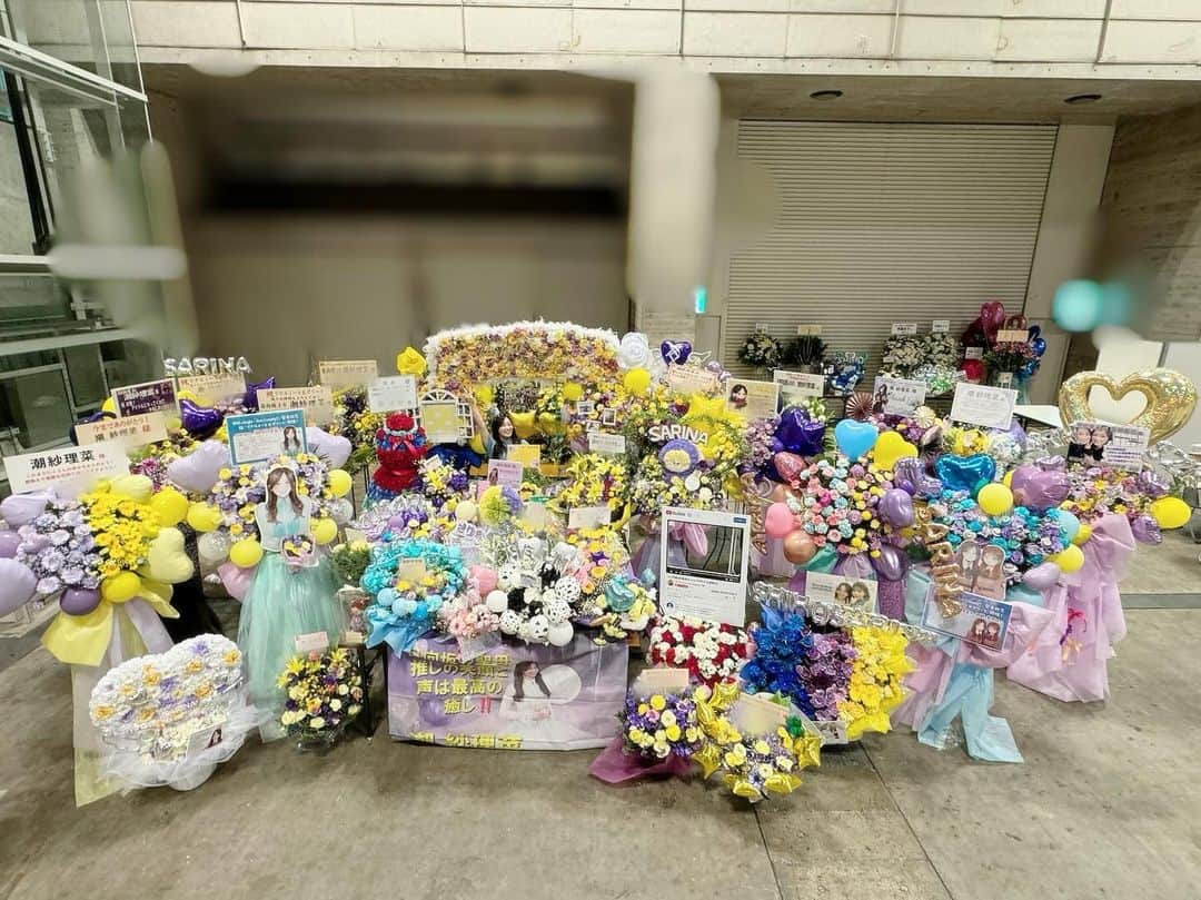 潮紗理菜さんのインスタグラム写真 - (潮紗理菜Instagram)「たくさんのお花をありがとうございます💐🤍  #sarina8gram #リアルミーグリ #お花」12月15日 20時20分 - ushiosarina8_8