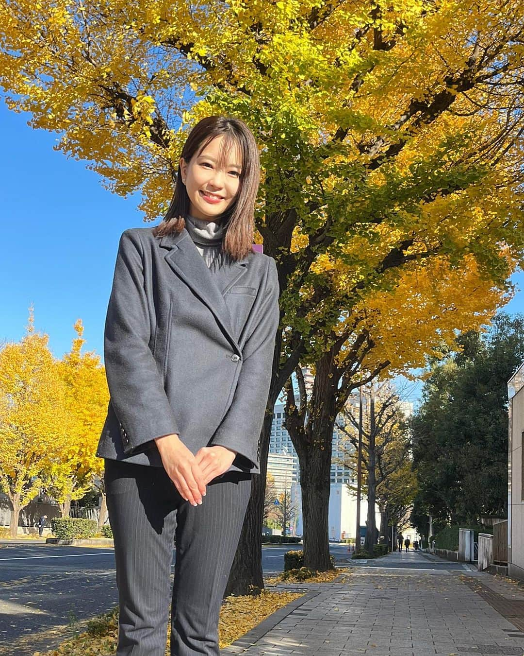 下村彩里のインスタグラム：「霞ヶ関周辺は、今も #銀杏 の綺麗な色づき　#黄葉 を愛でることができます。  この異様なあたたかさ。 もう12月中旬というのに、なんだか不思議な感覚です。 . .  12月に入ってから 政治取材一色の日々。  世の中の人は 今この問題をどうみているんだろう。 どんな気持ちなんだろう。 どんな事を訴えたいだろう....  みんなの視点を 常に考えている毎日でもあります。  そして 街録インタビューなどを通し 皆さんから聞いた"声"全てが、  私にとっては、 どんな場所でも どんな人に対しても、 粘り強く取材を続ける "勇気"に変わっています。 . . . 2023年も残りわずか、 皆さん一緒に最後まで走り切りましょう！！！ . . #来週から #一気に寒くなるんだとか #体調管理に #気をつけてください！！  #下村彩里#テレビ朝日#報道ステーション」