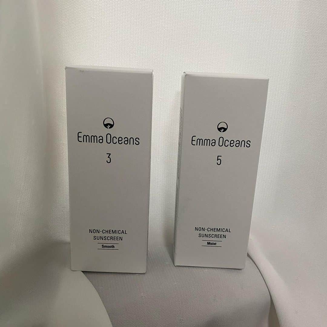 天間晴香さんのインスタグラム写真 - (天間晴香Instagram)「アンバサダーとして商品を試してみました！ 私は敏感肌で化粧崩れが早いから、 5番のしっとりタイプがお気に入りで使ってるよん🐰✊ 日本製だから安心だし美容液成分も入ってるから私達にも安心🧡 3番はさらさらタイプだから夏にぴったり🧡  エマ オーシャンズは自然に優しい紫外線吸収剤フリー＋日本製🎌🐬🫧‪  “潤う”日焼け止め美容液 エマ オーシャンズは、ただ紫外線を防ぐだけじゃなくて、「日焼け止め美容液」！肌に潤いを与える成分を配合しているので、肌の乾燥が気になる方でも使えちゃうよ🫧また化粧下地としてのご使用もOK  人にも優しく できるだけ多くの人に使っていただけるように天然由来成分（アーチチョーク葉エキス、チャ葉エキス、テンニンカ果実エキス、シア脂など）を配合してて、子どもからご年配の方、男女限らず、敏感肌の方でもみんなが使えるように成分を吟味し、バランスの良い配合になってます🍀*゜  [URL]https://www.makuake.com/project/emma_oceans/  @emma_oceans  @japanesebeauty_models   #日焼け止め #日焼け止め美容液 #サンゴ #サンゴ礁 #潤う日焼け止め #emmaoceans #美容 #スキンケア #ノンケミカル #ジャパニーズビューティ #japanesebeauty #マクアケ #makuake」12月15日 20時18分 - haruchimu23