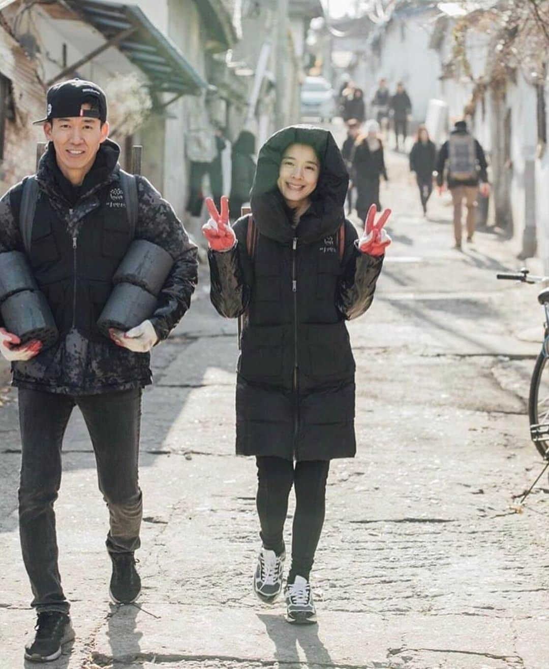 ジヌションのインスタグラム：「🖤 165번째 션과 함께하는 ‘대한민국온도1도올리기’ 연탄봉사 함께 하실분을 모집합니다. 일시 : 2023년 12월 20일(수) 오전10시 장소 : 서울 노원구 상계동  집결지 : 당고개역 2,3번 출구 집결시간: 오전 9시 50분 준비물: 진한색 옷과 검정색 운동화를 추천합니다  _ 연탄 모금은  연탄1장=850원. 2장 이상 기부하실수 있습니다.17,000원이면 20장^^ (입금하실때 본인이름 뒤에 1도 적어주세요) 연탄이 모이면 어르신들에게 따뜻한 마음을 잘 전달해 드리겠습니다. 연탄배달 봉사 신청은 댓글로 신청해주세요. *함께 하실분들에게  댓글 달겠습니다 *인원이 정해져 있어서 댓글 달리신 분들만 봉사 오실수 있습니다 이름과 성별 그리고 입금할때 입력했던 글자를 적어주세요. (꼭 오실수 있는 분들만 신청해주세요.)  누군가에게는 연탄은 선택 사항이 아닌 겨울을 나기 위한 꼭 있어야 하는 필수 물품입니다. 지금 연탄이 많이 모자른 상황입니다. 연탄 기부만도 가능합니다. 2023년 겨울을 더욱 따뜻하고 행복한 대한민국으로 함께 만들어 봐요!  입금 계좌는 중소기업은행 128-055068-01-013 예금주:밥상공동체복지재단 #대한민국온도1도올리기 #연탄봉사  #한장으로300만장의적 #연탄은행」