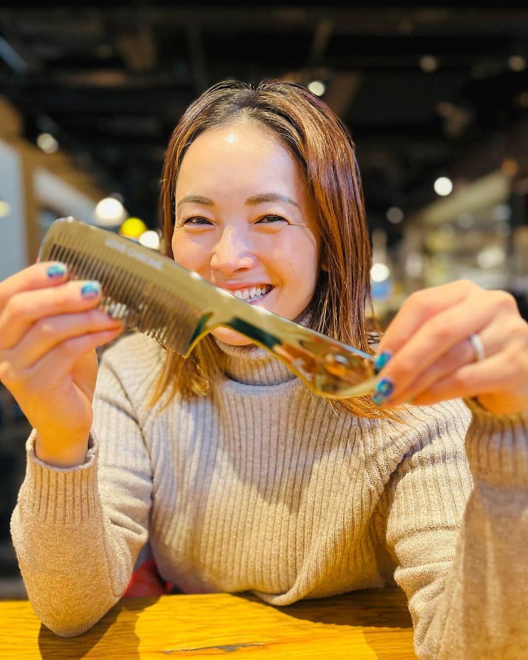 清澤恵美子のインスタグラム：「日本一売れてるクシ❤️ラブクロム🫶 薄くて軽いので常に持ち歩いています^ ^ 髪の毛びっくりするほどサラサラになる🤩 でも写真撮る前にクシで整えないおバカな私でした🤣  #ラブクロム　#名前入り　#お気に入り」