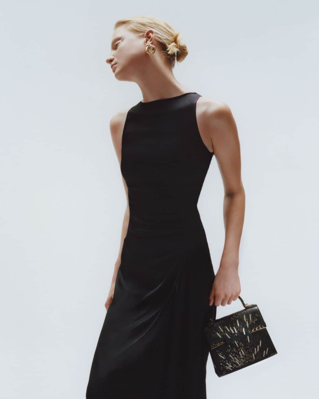 デルボーのインスタグラム：「Joyful, joyful!⁣ ⁣ Revel in the season of magic, wonder and joy with the Tempête Small Firework. Hand-embroidered with an exquisite burst of glass beadwork and sequins applied to Delvaux’s rich calf leather, it’s an exceptional accent for the holiday season.⁣ ⁣ #Delvaux」