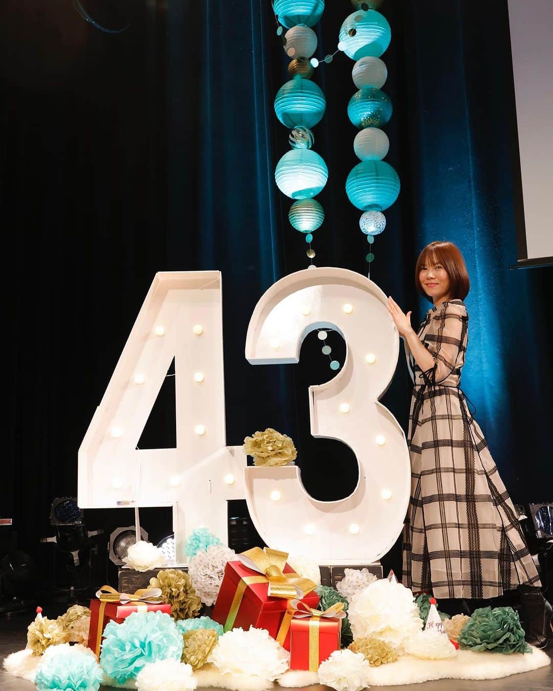 半崎美子のインスタグラム：「皆様、全国各地からたくさんのメッセージを有難うございました💐 そして、思い出深きSHIBUYA PLEASURE PLEASUREでのハンザキスト倶楽部限定ライブへご来場頂いた皆様。 特別な日に集い、思いを交わすことができ、感謝しきりです。 出会いの喜びに浸る43歳の幕開けでした。 お誕生日会の飾り付けをしながら、皆さんを迎える準備からずっとニヤケが止まりませんでした。 余韻の続きはFCブログと会報誌に綴ります！ 会場を盛り上げてくれたギターの和田建一郎さんと🎂  明日、16日はお昼から、横浜赤レンガ倉庫1号館 ３Fホールにて、「 毎日がクリスマス 2023 」に出演します🎄 会場にて心よりお待ちしています。  #FCライブ #ハンザキスト倶楽部 #半崎美子 #和田建一郎」