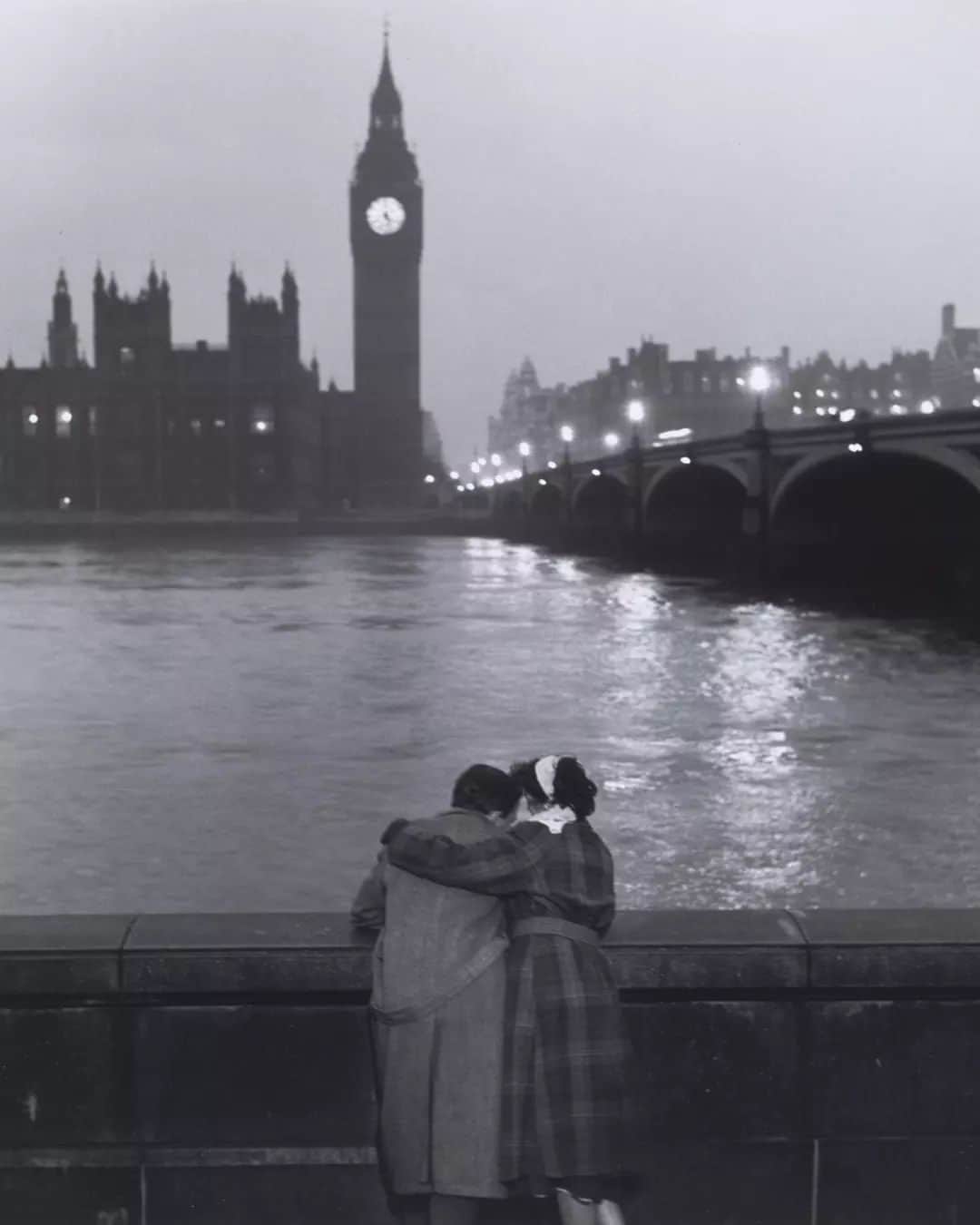 テート・ギャラリーのインスタグラム：「This collection is called Friday, festive and flirty. 💕  🕑 Thurston Hopkins, Lovers of London under Big Ben 1952. 👗 Aubrey Beardsley, La Dame aux Camélias 1894, not on display. 🍻 Bandele ‘Tex’ Ajetunmobi, Members’ Club, Whitechapel, London 1950s, printed 2012, available to view by appointment in Tate Britain's Prints & Drawings Room. 🍷 Edwina Sandys, Double Vision 1974, not on display. 💋 Auguste Rodin, The Kiss 1901–4, not on display. 🚗 Rene Matić, Jenny and Zac Holding Hands 2019, printed 2021, on display at Tate Britain. 👀 Sir Peter Lely, Portrait of an Unknown Woman c.1670–5, not on display. ❤️ Sunil Gupta, Simon & John-Paul, London 1985, printed 2018. 🐕 William Strang, Bank Holiday 1912, not on display.」
