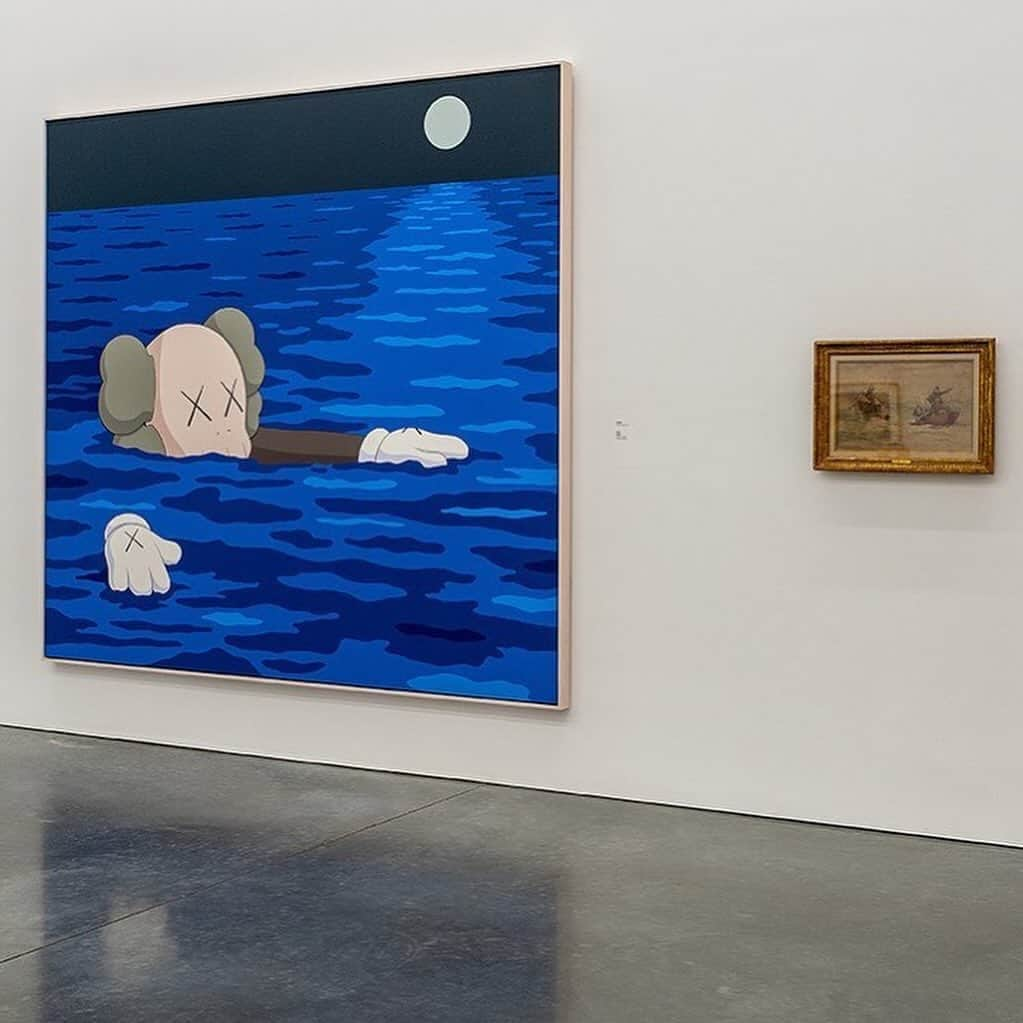 KAWSONEのインスタグラム：「#KAWS #WinslowHomer @parrishartmuseum   Images: Images: KAWS, Tide (2020). Acrylic on canvas, 98 x 104 x 1 ½ in. © KAWS, photo: Farzad Owrang. Winslow Homer (American, 1836-1910), The Trawlers (1887). Watercolor on paper, 13 ⅛ x 19 ¼ in. Parrish Art Museum, Water Mill, N.Y., Clark Collection, 1959.6.41. Installation photograph of Artists Choose Parrish, Part III by Gary Mamay.」