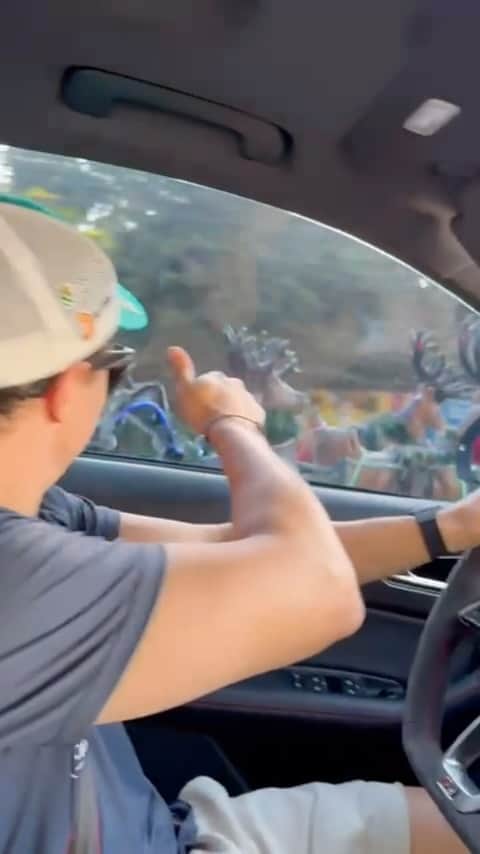 フェリペ・マッサのインスタグラム：「Já é Natal em SP 😂」