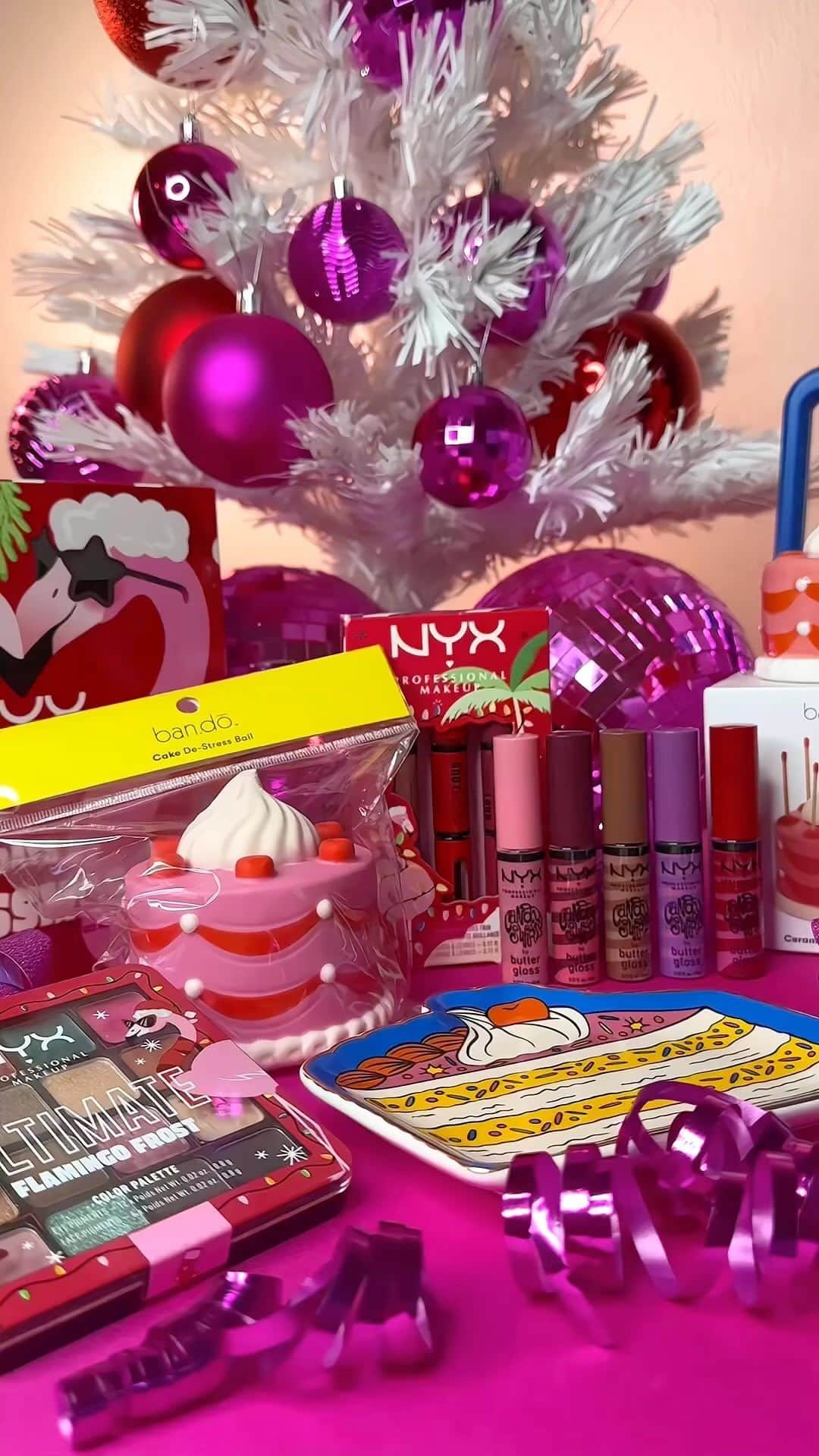 NYX Cosmeticsのインスタグラム：「🩷🎂 #GIVEAWAY 🎂🩷 @‌nyxcosmetics & @‌shopbando are bringing u a #HOLIDAYGIVEAWAY & rules are a piece of cake:  🍒 FOLLOW @‌nyxcosmetics & @‌shopbando  ✨ LIKE & COMMENT A 🍰  🤗 TAG someone who deserves a treat   Official Rules: US Only. No purchase necessary. You must be 18+ & a legal US resident. Starts at 1:00 PM PST on 12/15/2023 and ends at 11:59 PM PT on 12/18/2023. Odds of winning depend on the total number of entries.   #nyxcosmetics #nyxprofessionalmakeup #holidaycollection #falalalaland #veganformula #crueltyfree」