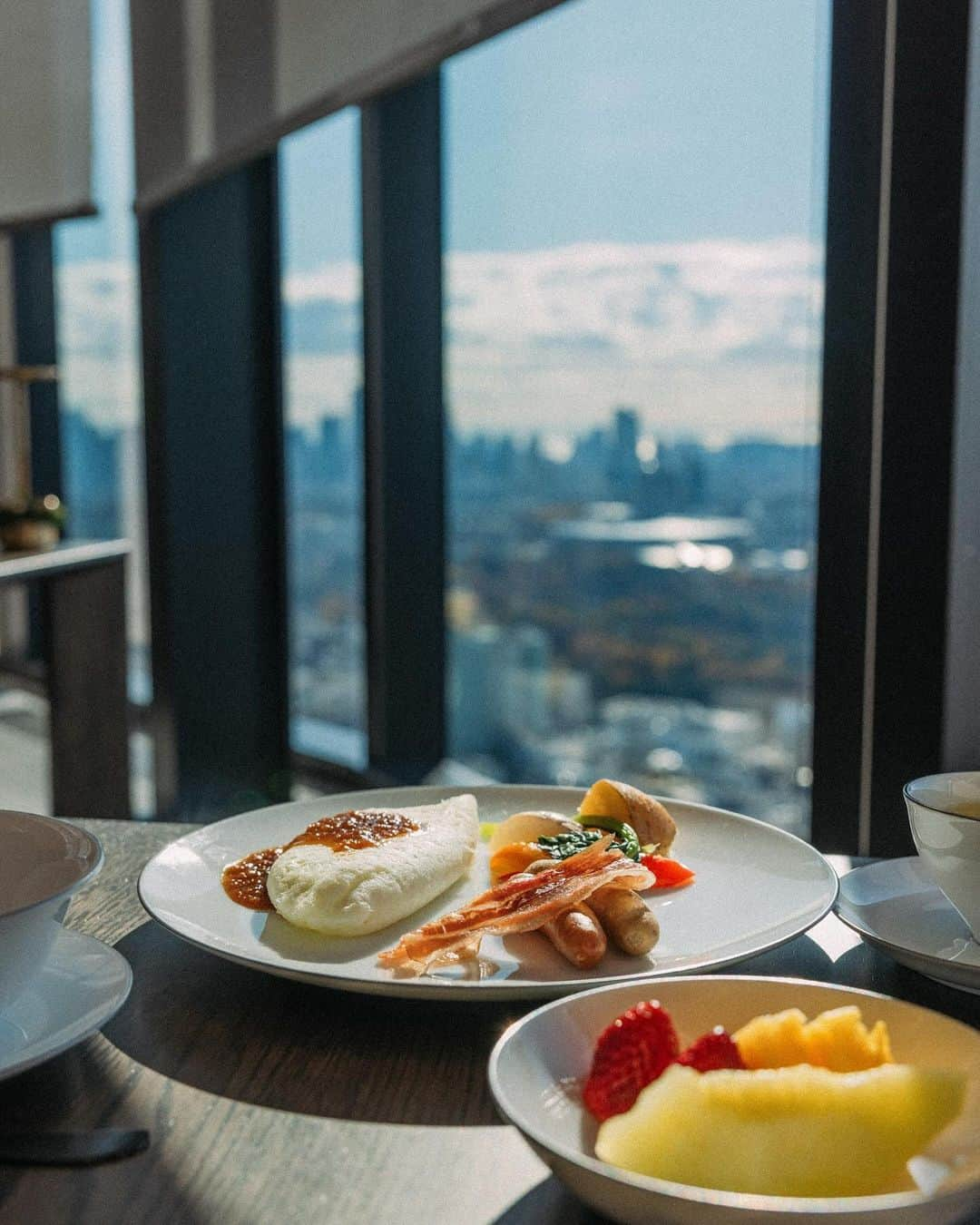 セリーヌ・ファラクさんのインスタグラム写真 - (セリーヌ・ファラクInstagram)「@bellustar_tokyo • The breakfast with that beautiful view of the city was the perfect way to start the day. It was truly a memorable experience staying at that amazing newly opened luxury hotel in Shinjuku, Tokyo. The night views of the city lights were absolutely mesmerizing! 🤍  #Japan #Tokyo  #BELLUSTARTOKYO #PanPacific #PanPacificDISCOVERY  #TokyuHotels #TokyuHotelsGlobal」12月16日 6時13分 - celinefarach