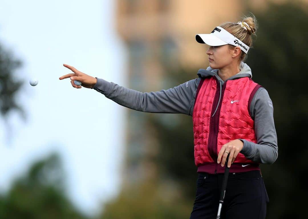 ネリー・コルダのインスタグラム：「Catching or throwing?   📸: @davidcannongolfphoto」