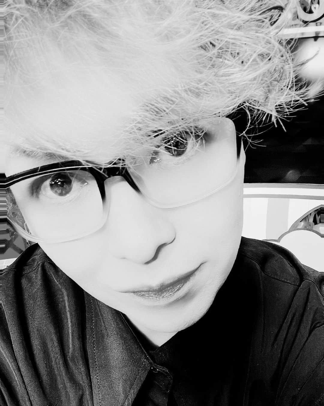 IZAMのインスタグラム：「G Morning World.🌏✨  I hope you have a peaceful day today. Gone are the days when we would hurt someone else to protect or affirm ourselves.  Please live for yourself and for the people you love today.  LOVEYA❣️  #IZAM #izaw #SHAZNA shazna」