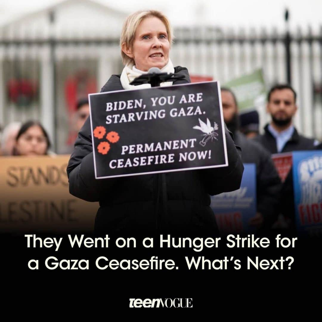 Teen Vogueのインスタグラム：「At the beginning of December, a group of over 20 people undertook a five-day hunger strike outside the White House in Washington, D.C. Shortly after the hunger strike’s conclusion, Teen Vogue spoke to New York State Assemblymember @zohrankmamdani and actor and activist @cynthiaenixon, who both participated. “We have to take the courage to step forward and say that [...] you cannot bomb your way to peace.” Mamdani and Nixon chat about what’s next in their push for a permanent ceasefire in Gaza, and how they still have hope despite the heaviness of this moment at the link in bio.  (📸: Eman Mohammed)」