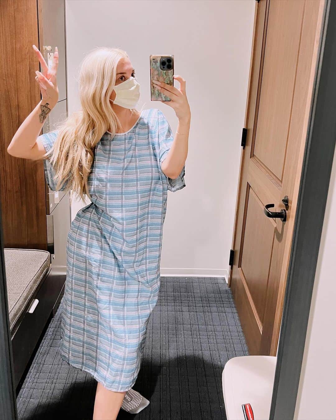 エミリー・シアーズのインスタグラム：「In an effort to commit to not only showing the life highlights on Instagram, wanted to share an experience I had this morning for those of you who found my page from my brain surgery/medical stuff! 🧠🤍 I had an MRI this morning, totally unrelated to my neurological problems (it was on my knee cause it’s been hurting and flaring up from working out).  It was a much easier MRI than the brain ones I’ve had in the past. Way shorter and no contrast dye with my head out of the machine so not even any claustrophobia to combat, however for some odd reason, I became emotionally triggered and burst into tears from this one! (Good thing I kept the grippy socks cause I feel a bit nuts after this! 🤣)  In all my brain MRIs in the past I was really brave and never got emotional, even with terrible experiences such as the nurse stabbing the wrong vein and blood spurting out 😬🫣💉🩸  I’m interested to talk to my therapist about my strong emotional reaction today, I think the noise of the MRI machine itself triggered some flash backs of my surgery and that shitty time in my life a couple years ago.  Wanted to share that the recovery process is not just in the physical body, but also the mental because I believe our bodies do not compartmentalize our physical and mental health. It’s truly all connected!  Feeling ok now, just wanted to share the interesting experience of what came up for anyone curious or going through their own health stuff, you’re not alone and you’ve got this even on the difficult days!  #recovery #trauma #MRI #cavernoma #cavernousmalformation #neurology」
