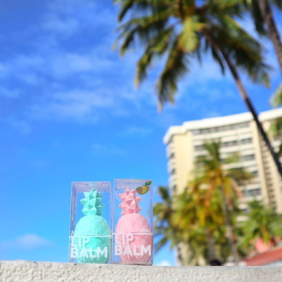 Belle Vie Hawaiiさんのインスタグラム写真 - (Belle Vie HawaiiInstagram)「rebels REFINERY Pineapple Lip Balm  キュートな見た目と ジューシーなフルーツフレーバーが大人気の パイナップル型リップバーム🍍  可愛いだけでなく 最高品質ココナッツオイルやスウィートアーモンドオイル、 ローズマリー、ラベンダーの手摘みエッセンシャルオイルなど こだわりのボタニカル成分が、 唇の乾燥を防ぎ、潤いを長時間キープしてくれる実力派です👏  グルテンやパラベン、サルフェートフリー、 100％ナチュラル成分使用なので センシティブな唇にも安心してお使いいただける優れもの💓  この時期のちょっとしたギフトにしても喜ばれそうです🎁  ＼EHA2個セットSALE／ 「EHA・痛み」腰痛、肩こり緩和ジェル プルメリアまたはダンサーズ2個セット20%オフ🈹 WEBセール本日最終日📣 クーポンコード: EHA222 セール期間:12月16日(土)まで ※WEB本日最終日/店頭明日まで ※WEB注文は上記クーポン使用で割引 ※セール対象はプルメリアまたはダンサーズ2個セット ※定期購入除く  店頭営業時間: 10am-9pm 無休 上記以外にも店頭だけのお買い得商品多数あり🤙 詳しくは店頭でお尋ねください  Open Daily 10am-9pm Instagram in English @belleviehawaii.en  #rebelsrefinery  #lipbalm  #リップバーム  #パイナップル型  #リップケア  #ナチュラルコスメ  #乾燥対策  #人気商品  #ベルヴィー」12月16日 6時46分 - belleviehawaii