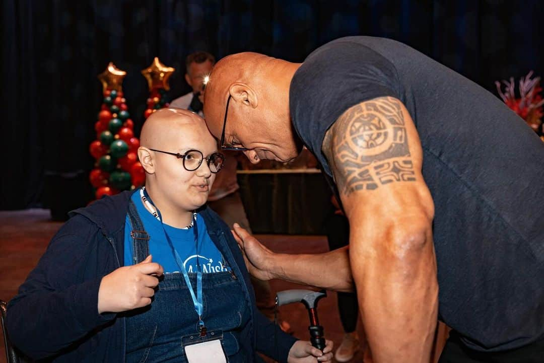 ドウェイン・ジョンソンさんのインスタグラム写真 - (ドウェイン・ジョンソンInstagram)「This is Adelaide Bomberger from @makeawishamerica.   She’s 17 and awesome.   Adelaide’s wish was to meet me, beat me at arm wrestling, and do our VERY special bald head touch handshake - so I can have the honor of joining her “bad ass team bald club”.   She succeeded at all three 3️⃣ ☑️ 🥰   Amazing kid.  I’m lucky to meet her.   Stay strong Adelaide — you inspire everyone around you, including me.   A lot of positive and good stuff still happening around the world, and Adelaide is one of them.   #MakeAWishDay #21Kids  #BestDayEver」12月16日 6時53分 - therock