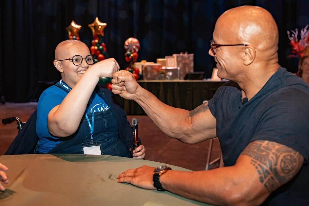 ドウェイン・ジョンソンさんのインスタグラム写真 - (ドウェイン・ジョンソンInstagram)「This is Adelaide Bomberger from @makeawishamerica.   She’s 17 and awesome.   Adelaide’s wish was to meet me, beat me at arm wrestling, and do our VERY special bald head touch handshake - so I can have the honor of joining her “bad ass team bald club”.   She succeeded at all three 3️⃣ ☑️ 🥰   Amazing kid.  I’m lucky to meet her.   Stay strong Adelaide — you inspire everyone around you, including me.   A lot of positive and good stuff still happening around the world, and Adelaide is one of them.   #MakeAWishDay #21Kids  #BestDayEver」12月16日 6時53分 - therock