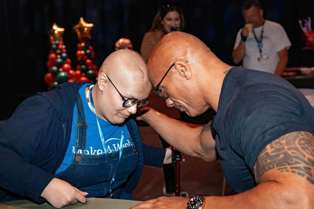 ドウェイン・ジョンソンさんのインスタグラム写真 - (ドウェイン・ジョンソンInstagram)「This is Adelaide Bomberger from @makeawishamerica.   She’s 17 and awesome.   Adelaide’s wish was to meet me, beat me at arm wrestling, and do our VERY special bald head touch handshake - so I can have the honor of joining her “bad ass team bald club”.   She succeeded at all three 3️⃣ ☑️ 🥰   Amazing kid.  I’m lucky to meet her.   Stay strong Adelaide — you inspire everyone around you, including me.   A lot of positive and good stuff still happening around the world, and Adelaide is one of them.   #MakeAWishDay #21Kids  #BestDayEver」12月16日 6時53分 - therock