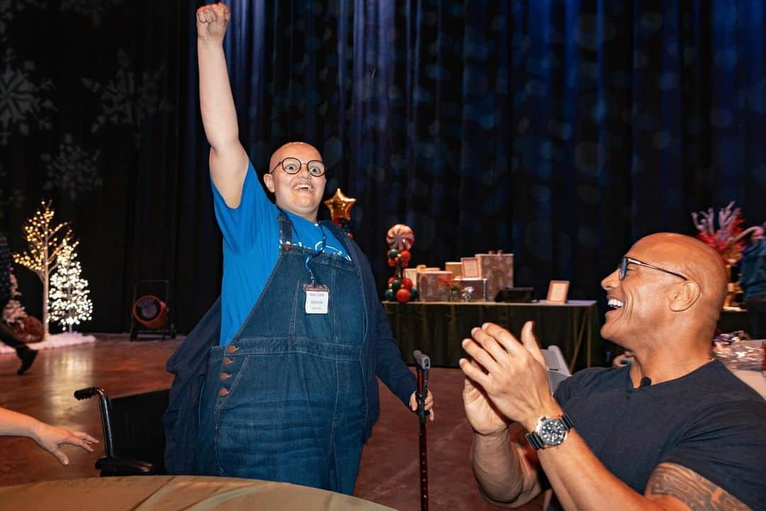 ドウェイン・ジョンソンさんのインスタグラム写真 - (ドウェイン・ジョンソンInstagram)「This is Adelaide Bomberger from @makeawishamerica.   She’s 17 and awesome.   Adelaide’s wish was to meet me, beat me at arm wrestling, and do our VERY special bald head touch handshake - so I can have the honor of joining her “bad ass team bald club”.   She succeeded at all three 3️⃣ ☑️ 🥰   Amazing kid.  I’m lucky to meet her.   Stay strong Adelaide — you inspire everyone around you, including me.   A lot of positive and good stuff still happening around the world, and Adelaide is one of them.   #MakeAWishDay #21Kids  #BestDayEver」12月16日 6時53分 - therock