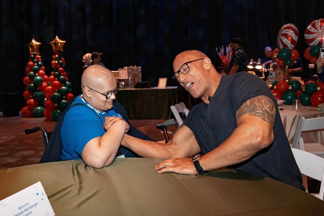 ドウェイン・ジョンソンさんのインスタグラム写真 - (ドウェイン・ジョンソンInstagram)「This is Adelaide Bomberger from @makeawishamerica.   She’s 17 and awesome.   Adelaide’s wish was to meet me, beat me at arm wrestling, and do our VERY special bald head touch handshake - so I can have the honor of joining her “bad ass team bald club”.   She succeeded at all three 3️⃣ ☑️ 🥰   Amazing kid.  I’m lucky to meet her.   Stay strong Adelaide — you inspire everyone around you, including me.   A lot of positive and good stuff still happening around the world, and Adelaide is one of them.   #MakeAWishDay #21Kids  #BestDayEver」12月16日 6時53分 - therock