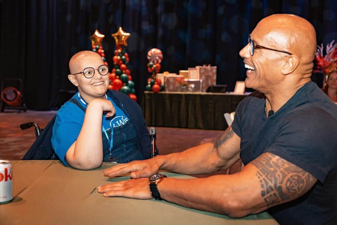 ドウェイン・ジョンソンのインスタグラム：「This is Adelaide Bomberger from @makeawishamerica.   She’s 17 and awesome.   Adelaide’s wish was to meet me, beat me at arm wrestling, and do our VERY special bald head touch handshake - so I can have the honor of joining her “bad ass team bald club”.   She succeeded at all three 3️⃣ ☑️ 🥰   Amazing kid.  I’m lucky to meet her.   Stay strong Adelaide — you inspire everyone around you, including me.   A lot of positive and good stuff still happening around the world, and Adelaide is one of them.   #MakeAWishDay #21Kids  #BestDayEver」