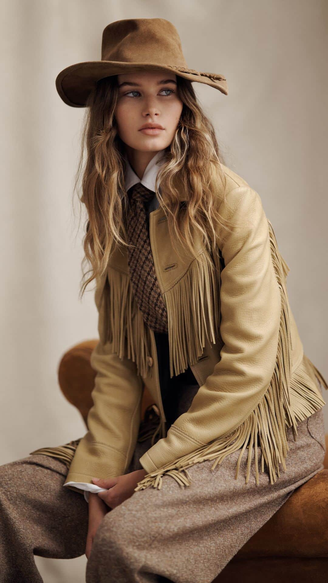 Polo Ralph Laurenのインスタグラム：「Three expressions of #PoloRLStyle.   Western-inspired elements and timelessness combine for our latest #PoloRalphLauren collection.  Styled here with suede accessories, including bags from the #PoloIDCollection.   Shop #RLHoliday via the link in bio.」