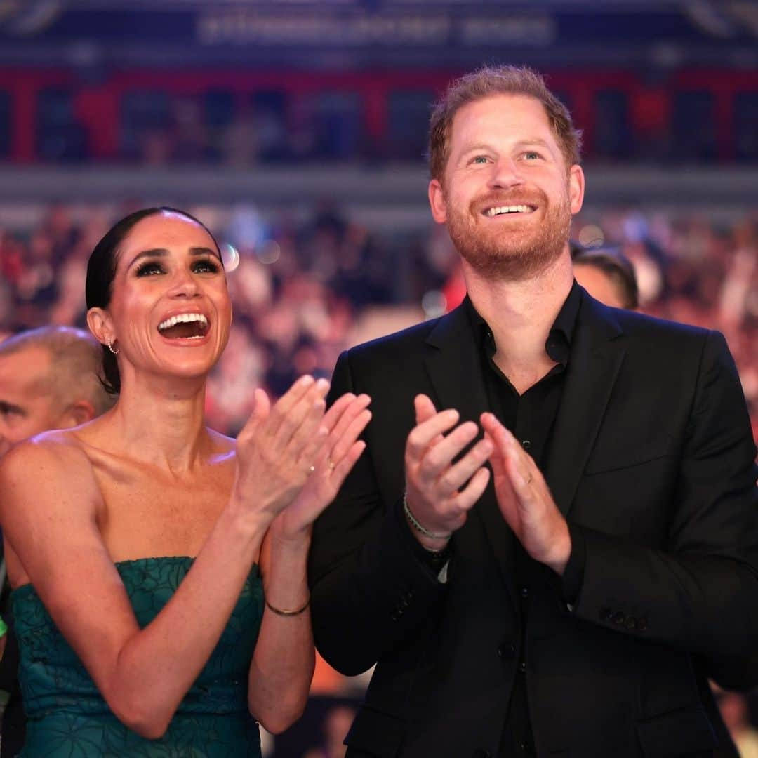 Vogueのインスタグラム：「This year Prince Harry and Meghan Markle sent out a virtual holiday card on behalf of their foundation, Archewell. It features a picture of them smiling and clapping at the 2023 Invictus Games in Düsseldorf—the multi-sport tournament for wounded and injured veterans that Prince Harry founded in 2014. “We wish you a very Happy Holiday Season,” the digital image read. “Thanks for all the support.” Upon clicking, it redirected to a landing page for the Archewell Foundation’s Impact Report for 2022 to 2023. Tap the link in our bio to learn the deeper seeing behind their holiday card.」