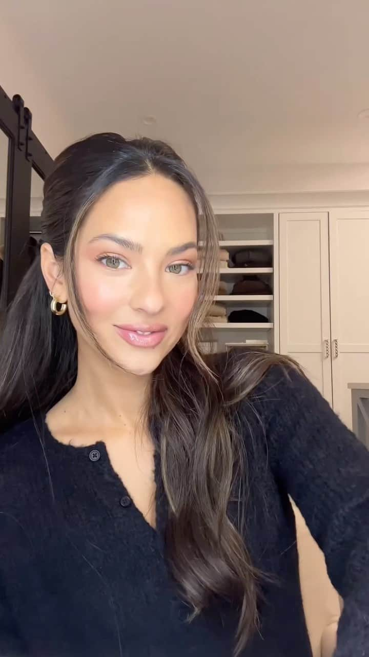 Sports Illustrated Swimsuitのインスタグラム：「When it comes to the holidays, getting glam is half the fun, and who better to get ready with for a fun festive Friday night out than our go-to girl for beauty and fashion tips Christen Harper! 🥂💄  To shop all the essentials needed to recreate Christen’s ‘Sugar Plum Fairy’ inspired makeup look for the 12 Days of Swimsuit head to the link in our bio! ✨」