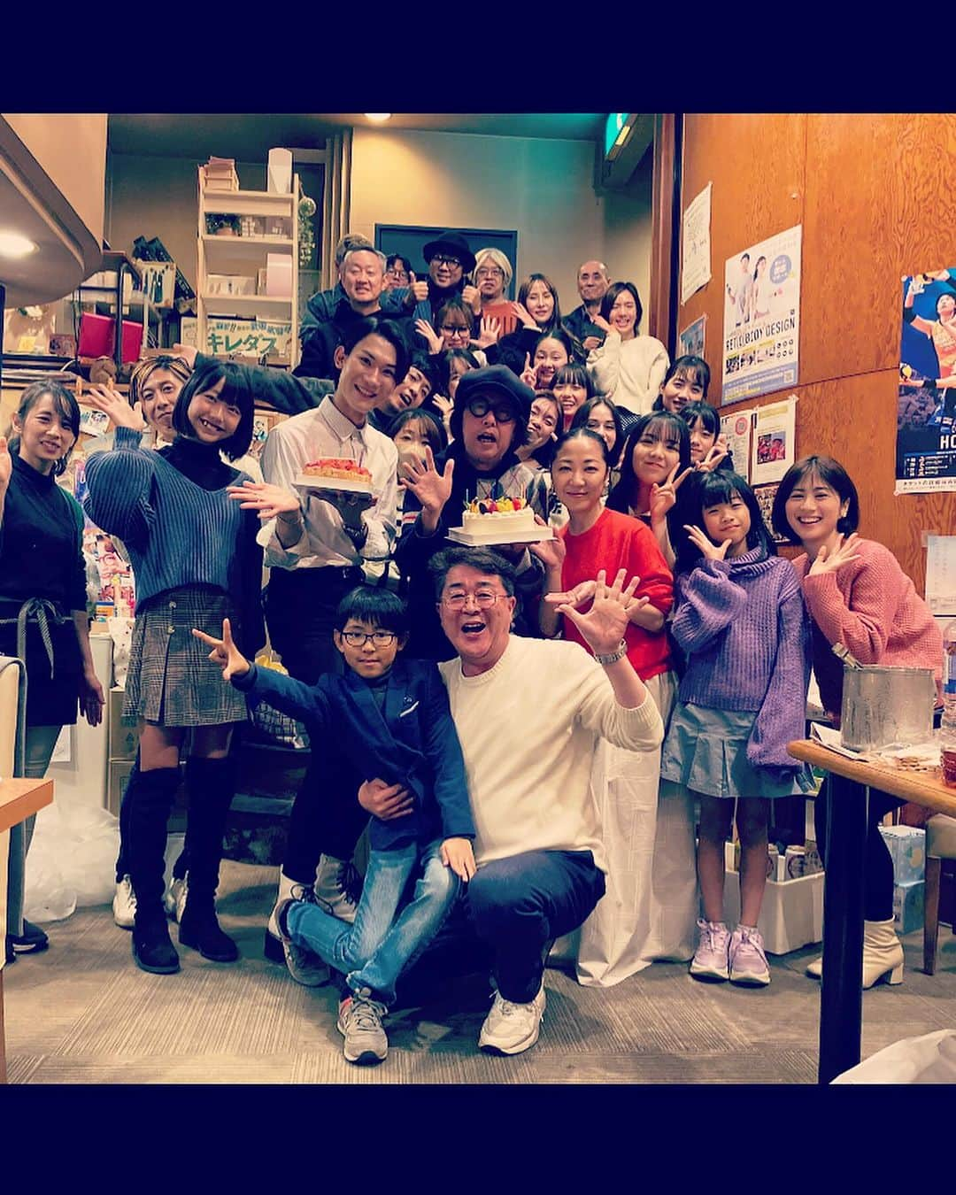 多賀公人さんのインスタグラム写真 - (多賀公人Instagram)「私の会社のクリスマス会！大切な仲間たちが大集合。大復活のまる子さん、ユウキくんのお誕生日も皆で祝えました！いつもいつも皆んなありがとう！皆んなが健康で益々輝きますように。MERRY CHRISTMA !  #クリスマス会　#merrychristmas  #まる子　#誕生日 #中村有喜　#ユイコミュニケーションラボ　#表町TV #岡山市　#多賀公人　#アナウンサー　#happy #love」12月15日 22時15分 - kimito_taga