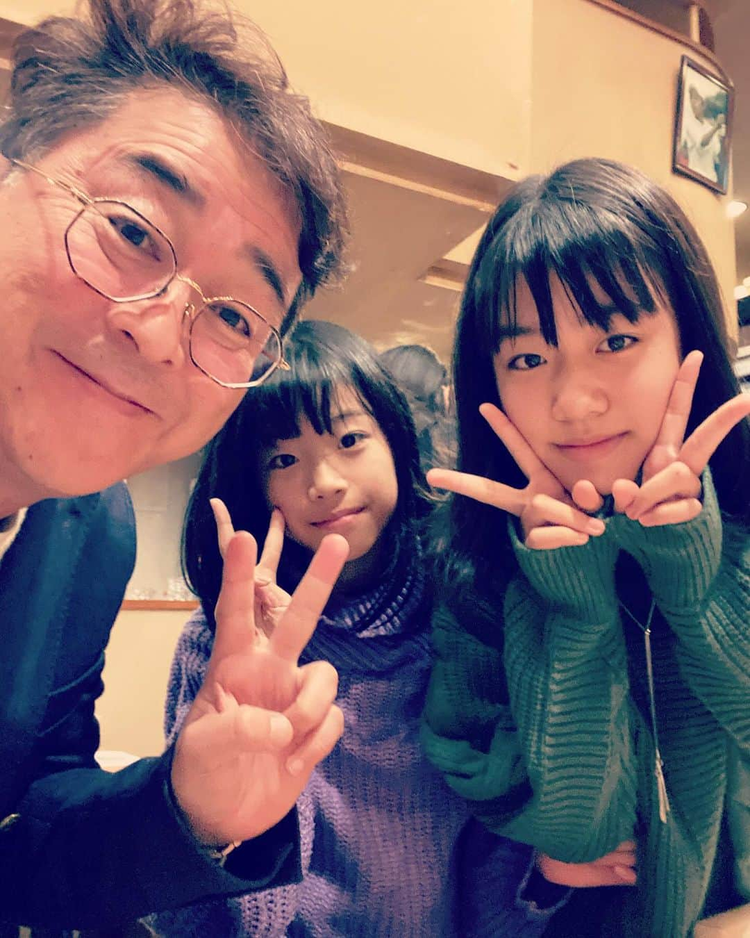 多賀公人さんのインスタグラム写真 - (多賀公人Instagram)「私の会社のクリスマス会！大切な仲間たちが大集合。大復活のまる子さん、ユウキくんのお誕生日も皆で祝えました！いつもいつも皆んなありがとう！皆んなが健康で益々輝きますように。MERRY CHRISTMA !  #クリスマス会　#merrychristmas  #まる子　#誕生日 #中村有喜　#ユイコミュニケーションラボ　#表町TV #岡山市　#多賀公人　#アナウンサー　#happy #love」12月15日 22時15分 - kimito_taga