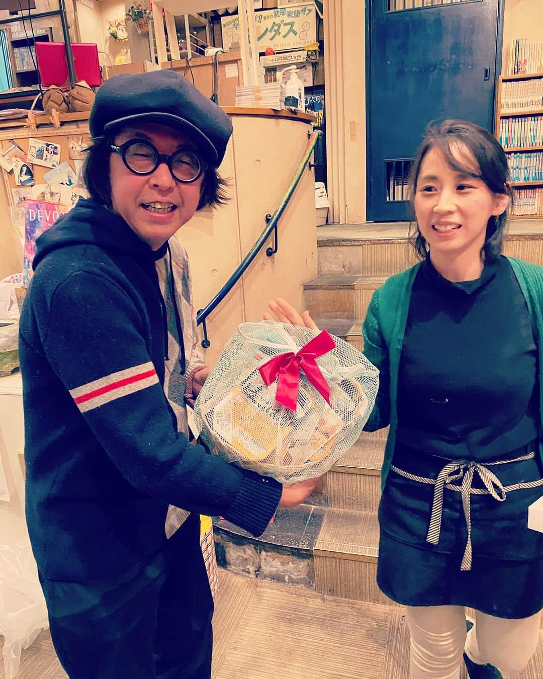 多賀公人さんのインスタグラム写真 - (多賀公人Instagram)「私の会社のクリスマス会！大切な仲間たちが大集合。大復活のまる子さん、ユウキくんのお誕生日も皆で祝えました！いつもいつも皆んなありがとう！皆んなが健康で益々輝きますように。MERRY CHRISTMA !  #クリスマス会　#merrychristmas  #まる子　#誕生日 #中村有喜　#ユイコミュニケーションラボ　#表町TV #岡山市　#多賀公人　#アナウンサー　#happy #love」12月15日 22時15分 - kimito_taga