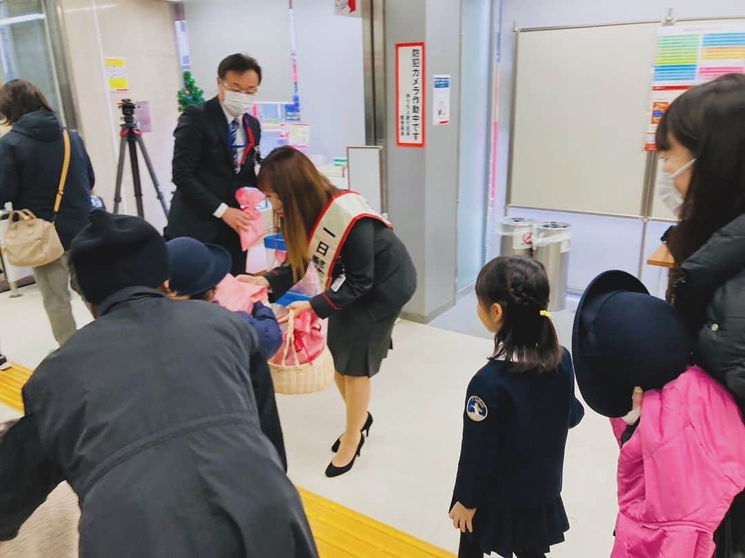 上村知世さんのインスタグラム写真 - (上村知世Instagram)「今日は一日郵便局長をさせていただきました📮  年賀状の引き受け開始！！ 早めの投函をお願いしますね🎵  帰りには花束や色紙、モンステラもいただきました🪴  12/15の誕生花のモンステラの花言葉は【嬉しい便り】だそうです😊  #fm775 #一日郵便局長 #日本郵便 #新潟中央郵便局 #年賀状 #貴重な体験」12月15日 22時17分 - tomose0207