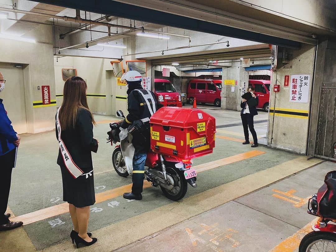 上村知世さんのインスタグラム写真 - (上村知世Instagram)「今日は一日郵便局長をさせていただきました📮  年賀状の引き受け開始！！ 早めの投函をお願いしますね🎵  帰りには花束や色紙、モンステラもいただきました🪴  12/15の誕生花のモンステラの花言葉は【嬉しい便り】だそうです😊  #fm775 #一日郵便局長 #日本郵便 #新潟中央郵便局 #年賀状 #貴重な体験」12月15日 22時17分 - tomose0207