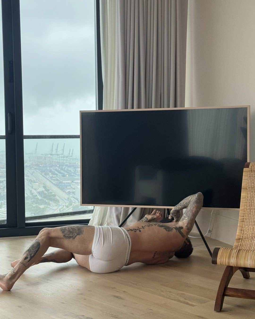 ヴィクトリアベッカムさんのインスタグラム写真 - (ヴィクトリアベッカムInstagram)「Electrician came to fix the TV…..You’re welcome! 😂 @davidbeckham」12月15日 22時21分 - victoriabeckham